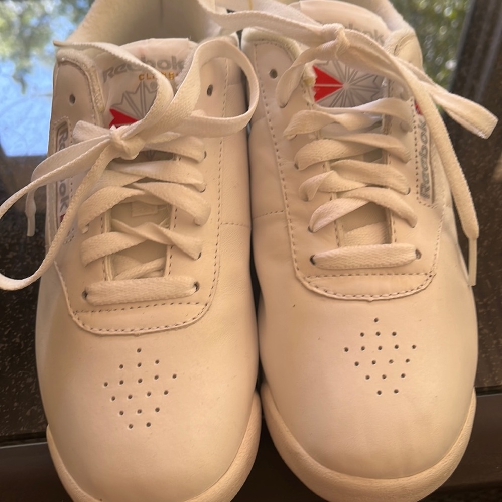 White Princess Sneakers Reebok 7.5 in good condition never worn.